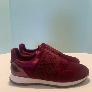 Taryn Rose magenta sneakers